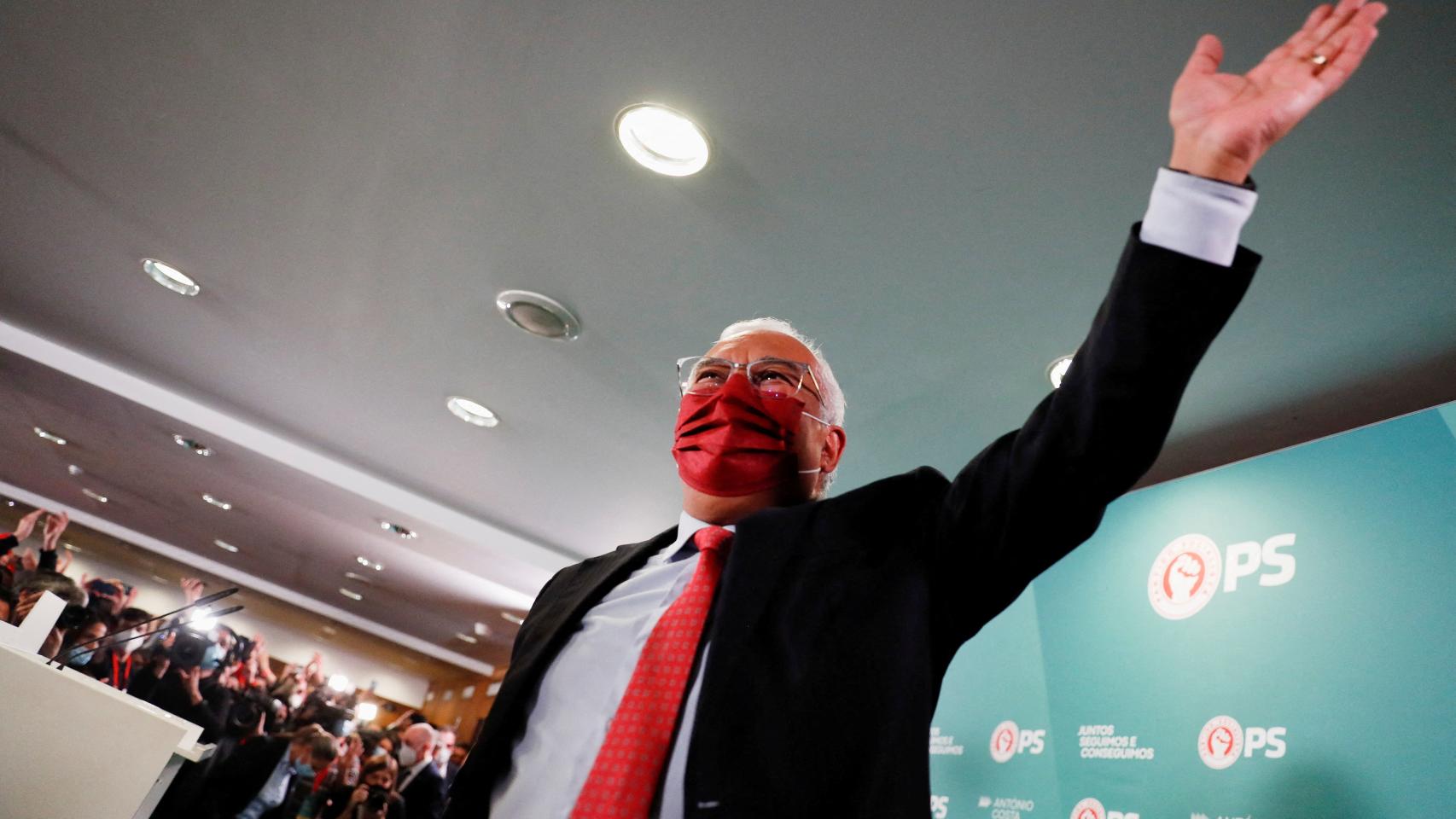 El primer ministro portugués, António Costa, saluda tras ganar las elecciones.