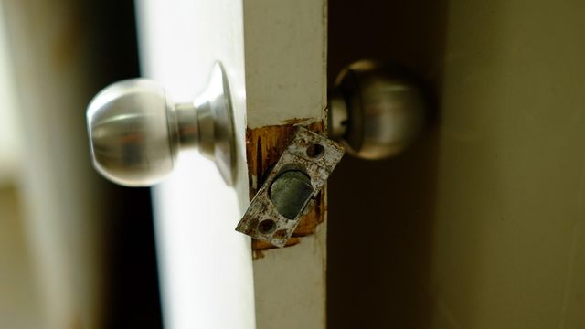 Imagen de una puerta de una vivienda forzada.