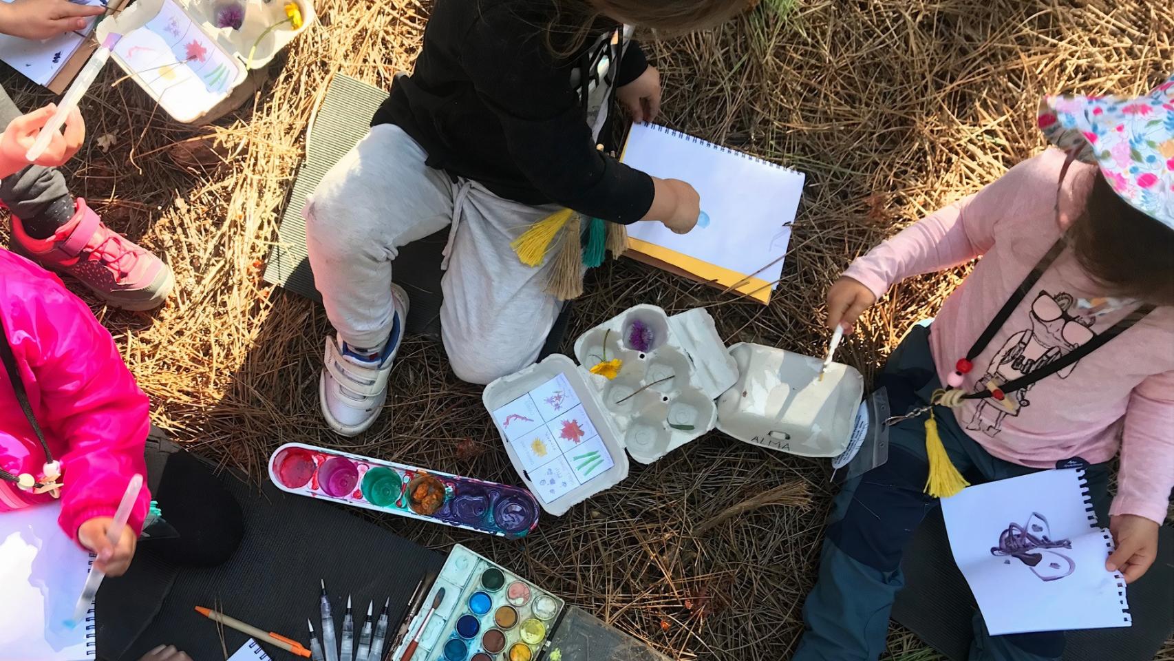 Niños en Be Nature School.