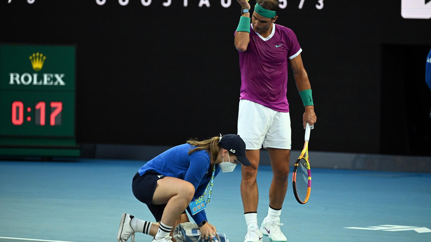 Rafa Nadal, preparándose para sacar.