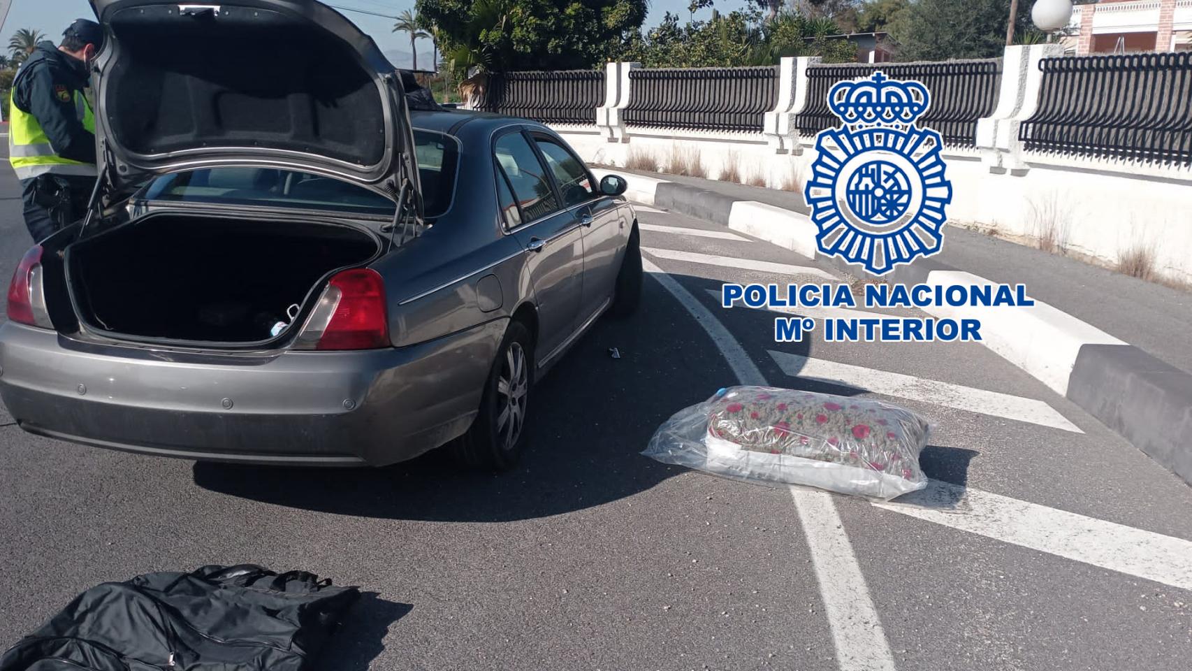 Maletero con 'sorpresa': la Policía Nacional encuentra 9 kilos de marihuana en un control de tráfico en Elche.