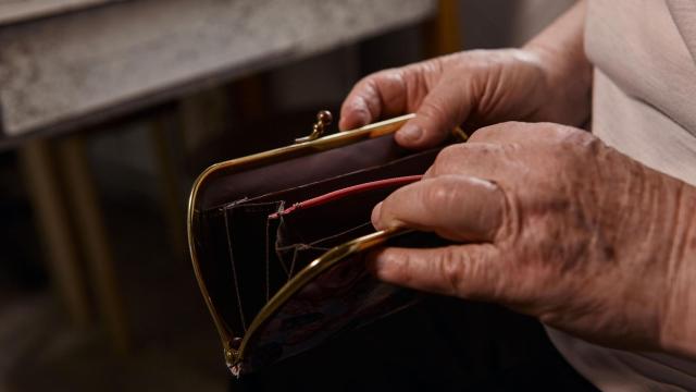 La jubilada valenciana que denunció a su banco por cobrarle en ventanilla pide amparo a Garzón