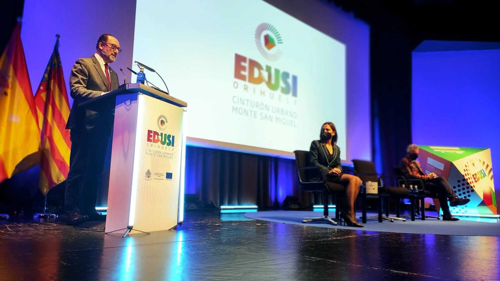 El alcalde de Orihuela, Emilio Bascuañana, durante la presentación.