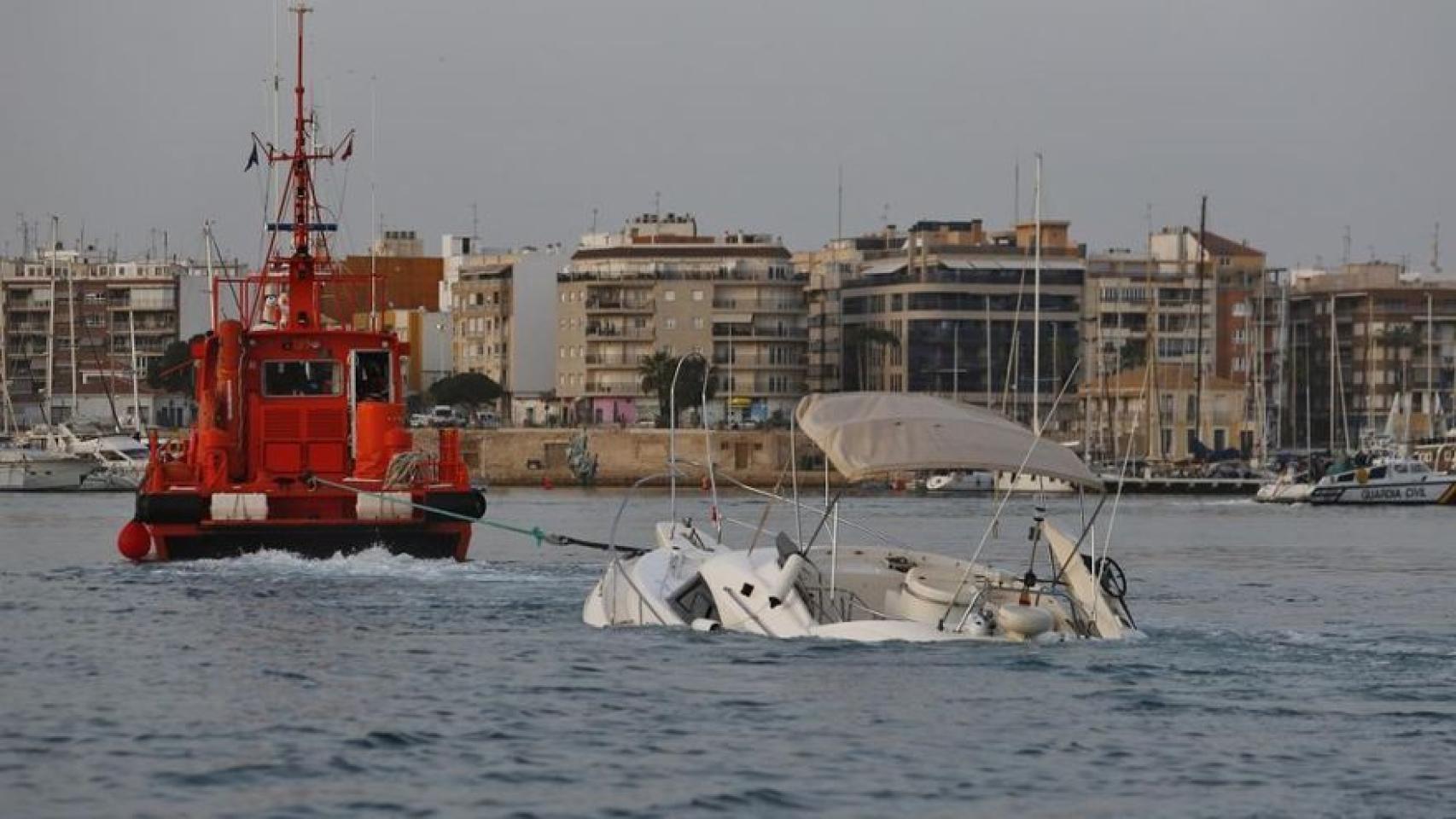 Imágenes del yate siendo rescatado en aguas de Torrevieja.