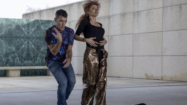 Penélope Cruz y Antonio Banderas cuentan las claves de 'Competencia Oficial' en este clip en exclusiva.