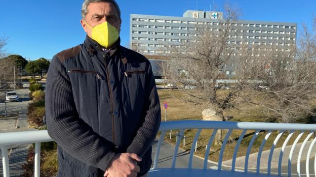 Pedro Pascual ante el Complejo Asistencial