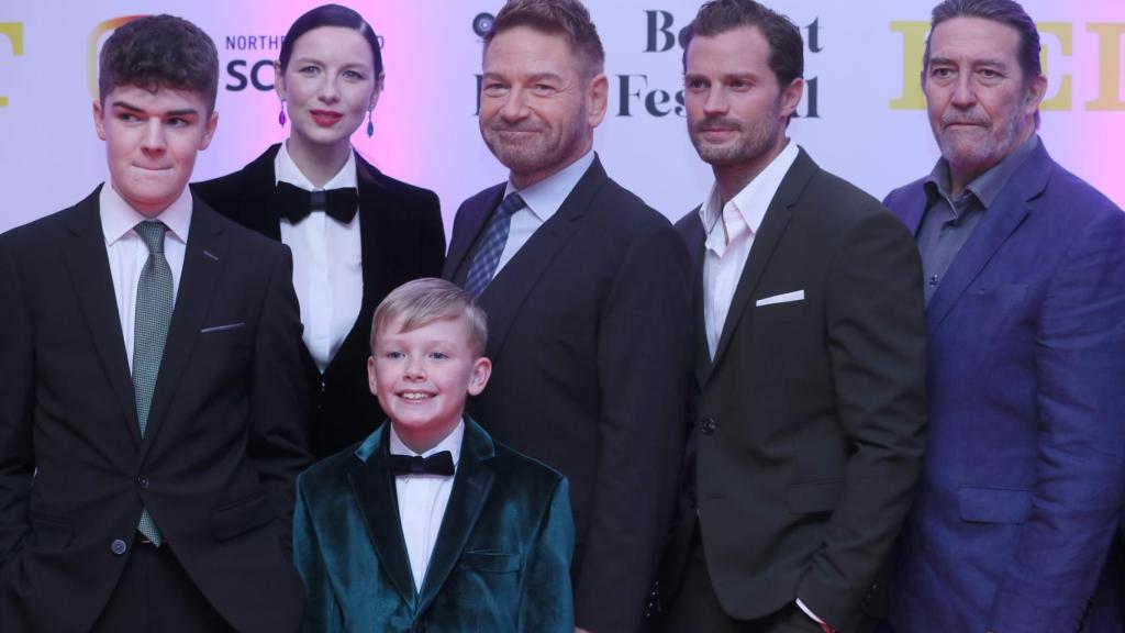 Kenneth Branagh y sus actores en 'Belfast'.