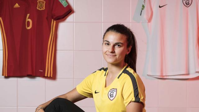 Irene López posa en el vestuario junto a las camisetas del Madrid CFF y la Selección. Twitter (@IreneLR10)