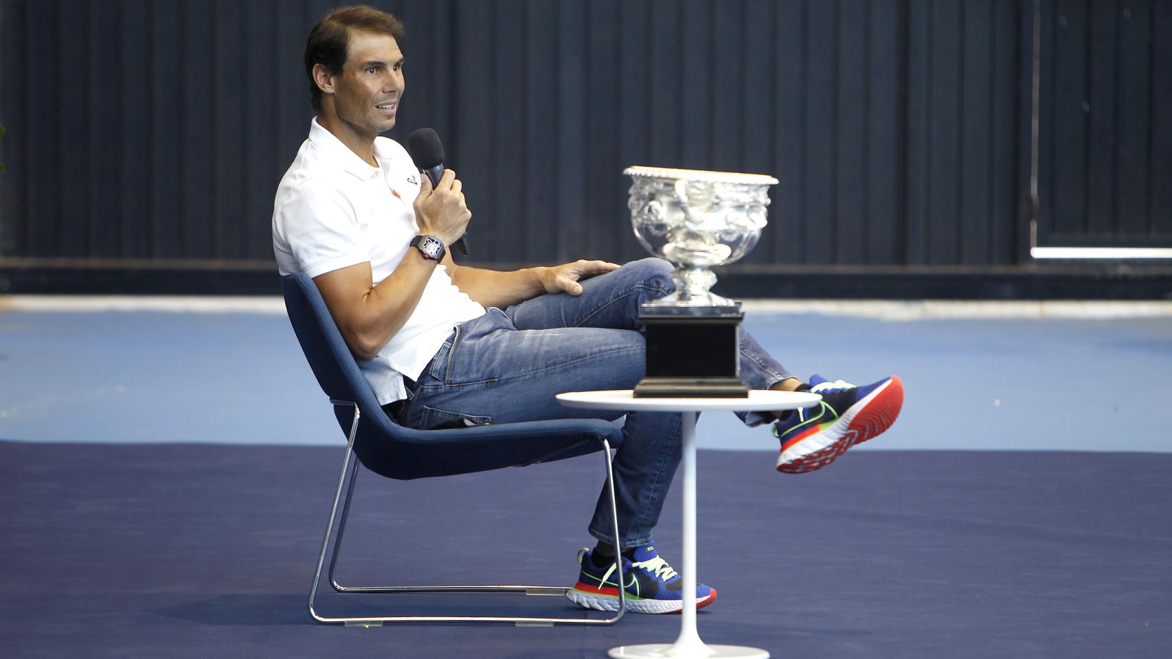 Rafa Nadal, en la Rafa Nadal Academy con el Open de Australia.