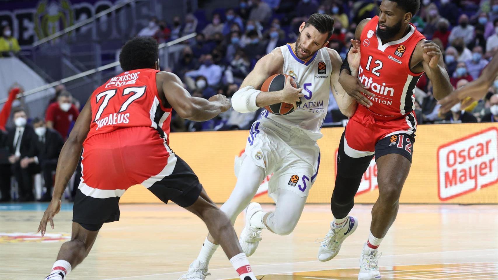 Rudy Fernández, entre Hassan Martin y Shaquielle McKissic durante el Real Madrid - Olympiacos de Euroliga