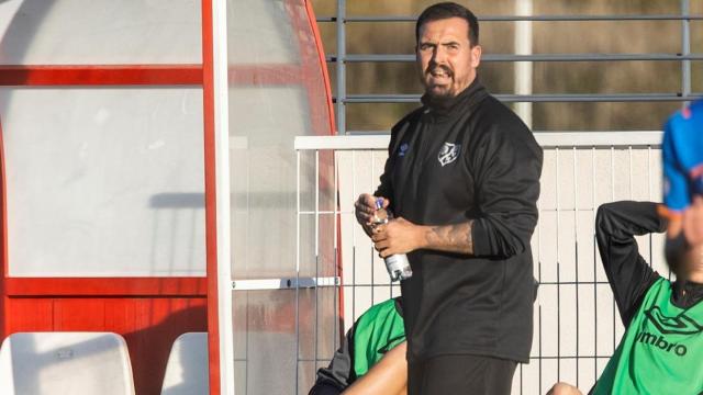 Carlos Santiso, en un partido del Rayo Vallecano Femenino de la temporada 2021/2022