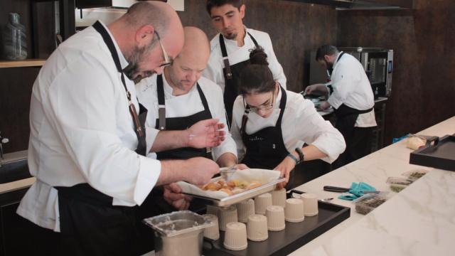 El chef daimieleño Rubén Sánchez en los fogones de Epílogo. Foto: Europa Press