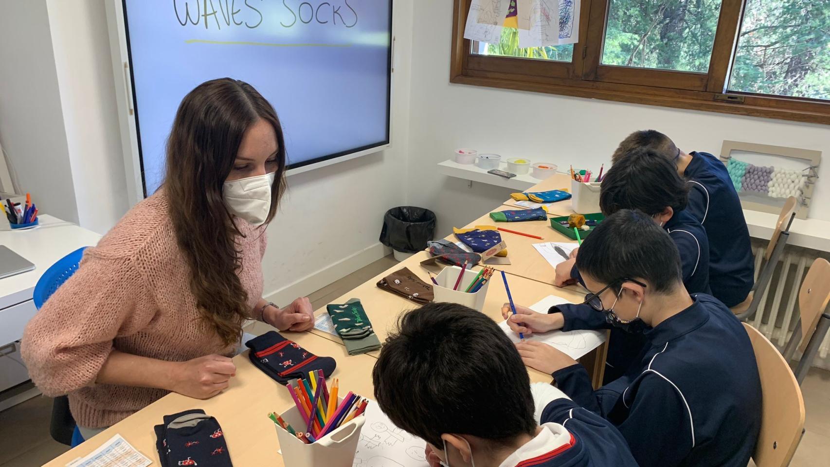Diseñar calcetines solidarios: la iniciativa de 4 niños con enfermedades neurológicas