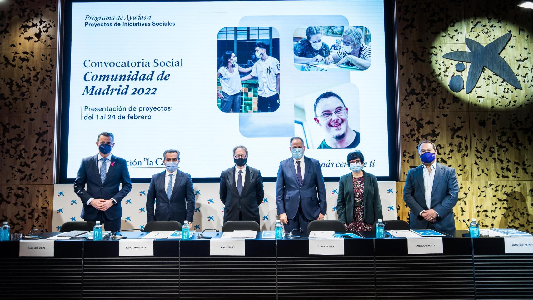 De izquierda a derecha: el director territorial de CaixaBank en Madrid Sur, Juan Luis Vidal; el director territorial de CaixaBank en Madrid Metropolitana, Rafael Herrador; el subdirector general de la Fundación ”la Caixa”, Marc Simón; el director general de la Asociación Española de Fundaciones, Silverio Agea; la directora de Asociación Parkinson Madrid, Laura Carrasco, y el director general de La Rueca Asociación, Antonio Llorente, durante la presentación en CaixaForum Madrid del nuevo modelo de convocatorias.