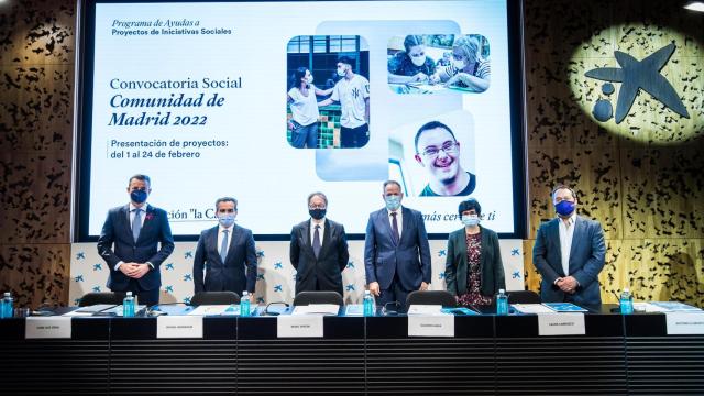 De izquierda a derecha: el director territorial de CaixaBank en Madrid Sur, Juan Luis Vidal; el director territorial de CaixaBank en Madrid Metropolitana, Rafael Herrador; el subdirector general de la Fundación ”la Caixa”, Marc Simón; el director general de la Asociación Española de Fundaciones, Silverio Agea; la directora de Asociación Parkinson Madrid, Laura Carrasco, y el director general de La Rueca Asociación, Antonio Llorente, durante la presentación en CaixaForum Madrid del nuevo modelo de convocatorias.