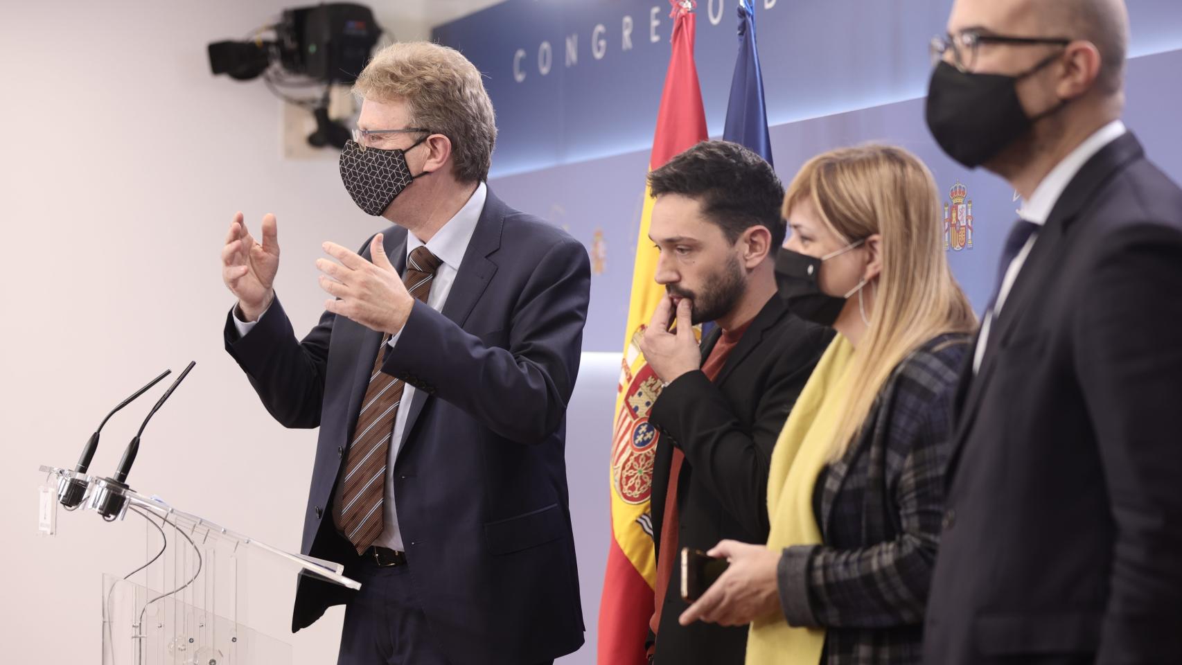 El portavoz del PDeCAT en el Congreso, Ferran Bel, interviene en una rueda de prensa