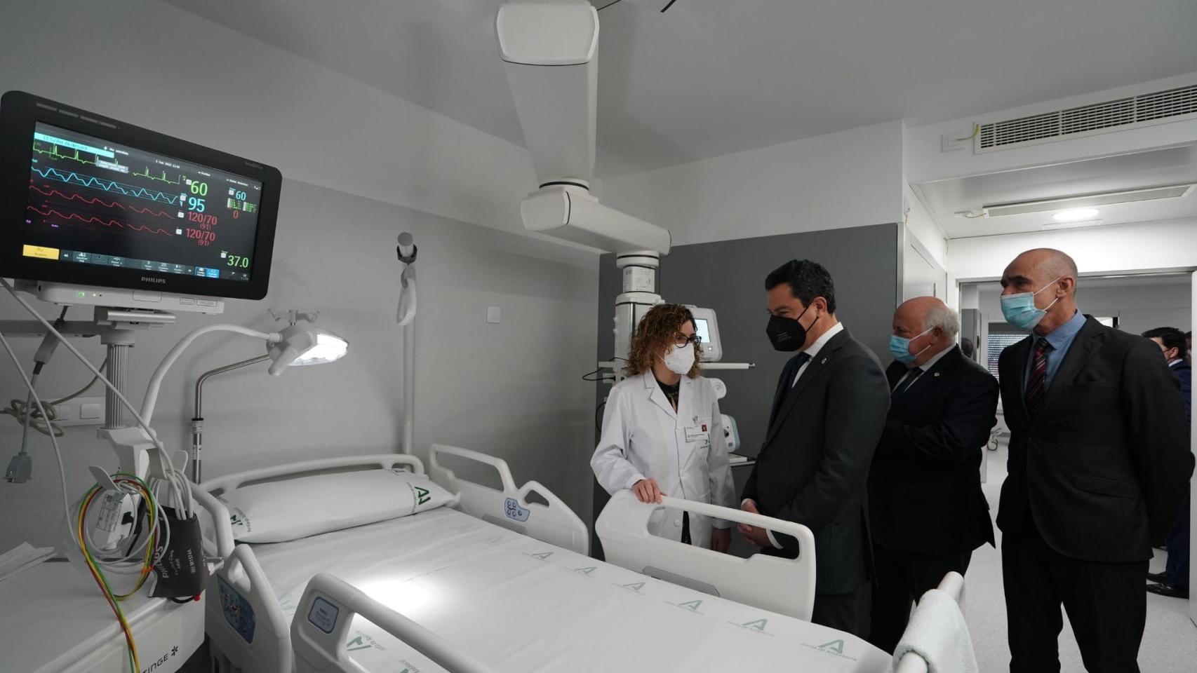 El presidente de la Junta, Juanma Moreno, en la inauguración de tres nuevas plantas en el Hospital Militar.