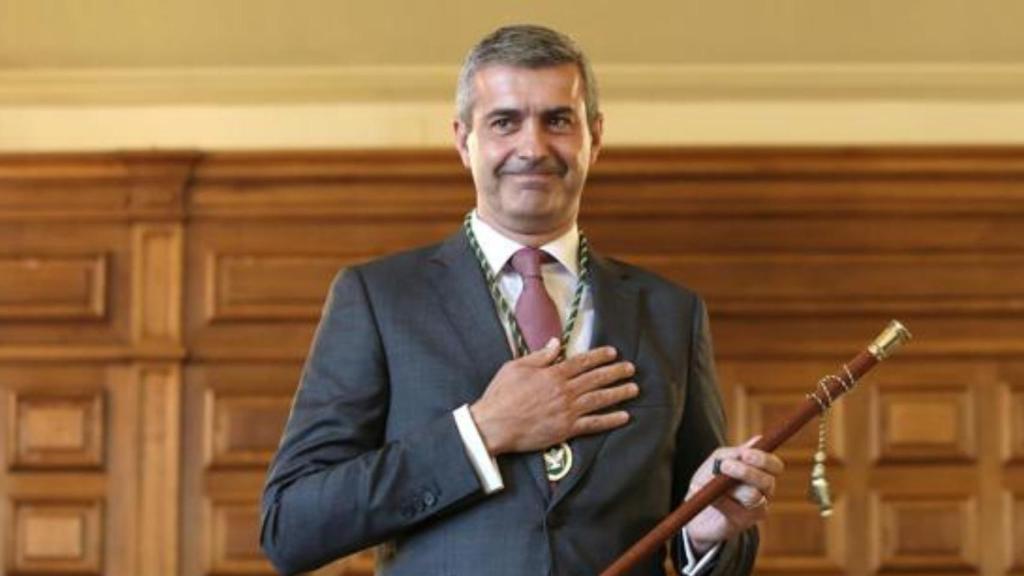 Álvaro Gutiérrez con el bastón de mando de Escalona.