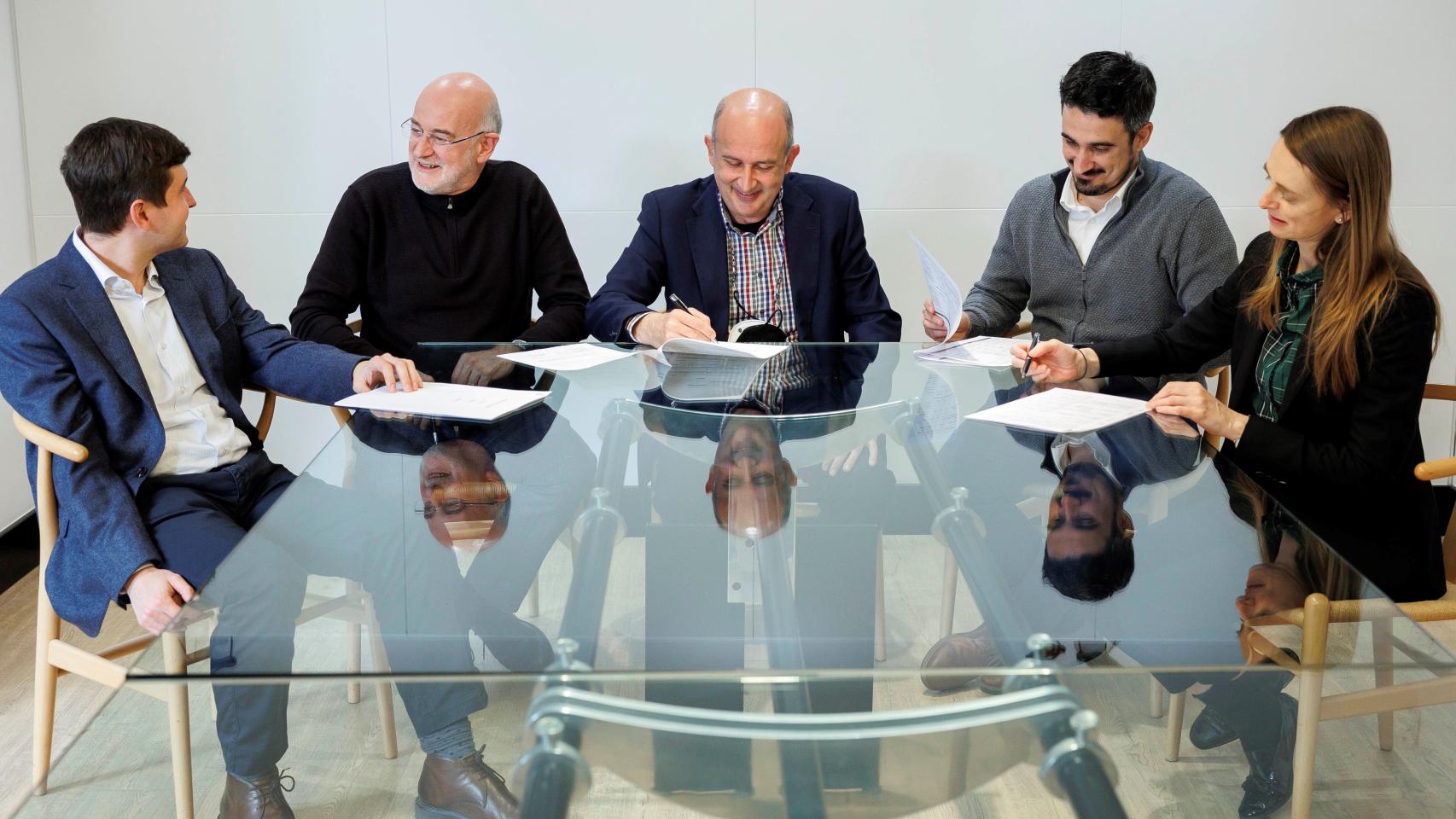 Manolo Pastor (Pavabits), Manel Fraixedas (Matrix), Carlos Fort (Matrix), Alfredo R. Cebrián (Cuatroochenta) y Mónica de Quesada (Pavasal) firman el acuerdo ante notario, en Valencia.