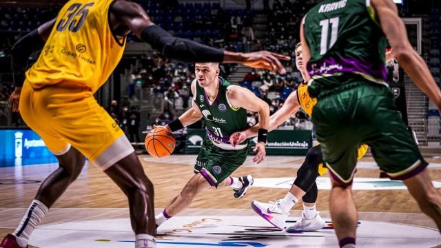 Matt Mooney encara la canasta ante su compañero Dejan Kravic, ambos debutantes.