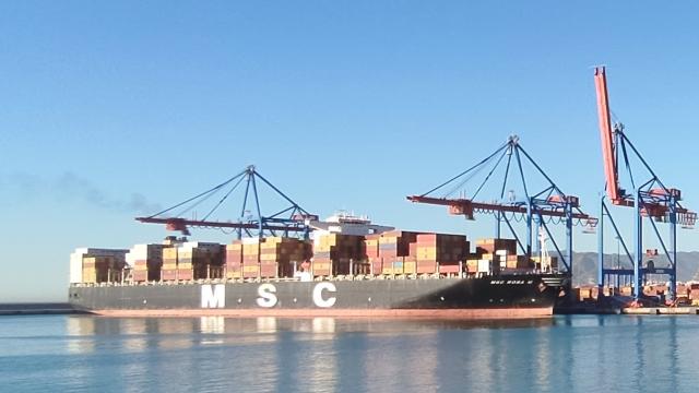 Vista de un gran buque portacontenedores, en el puerto de Málaga.