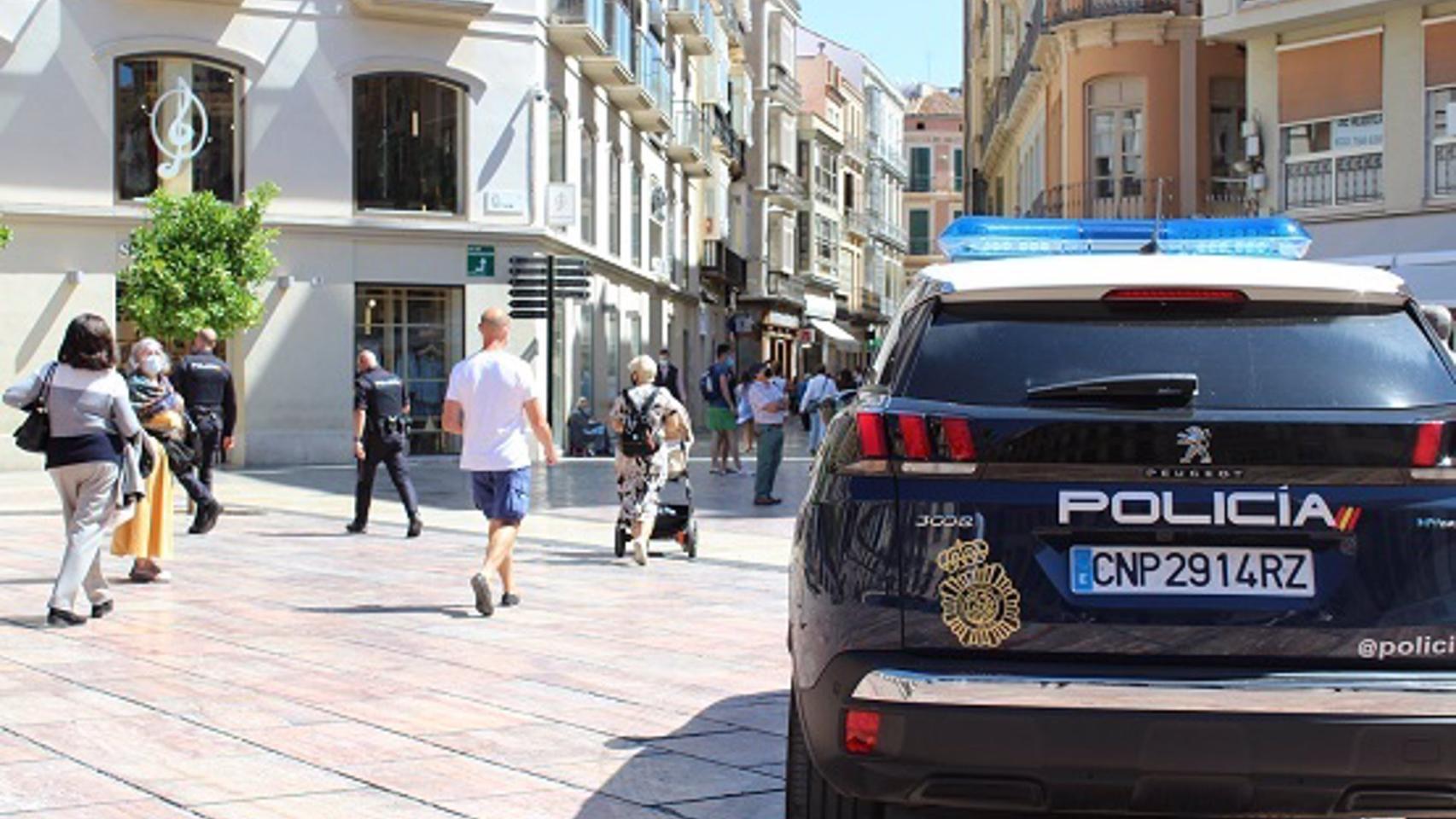 Detenido en Málaga un sintecho por incendiar el colchón de otro mientras dormía en la calle