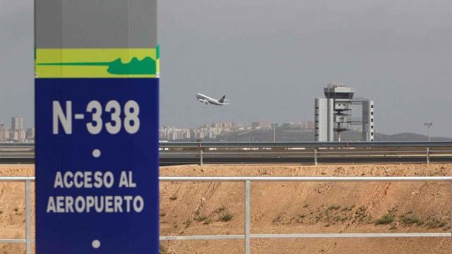 El 'boom' de los aparcamientos 'pirata' en el aeropuerto de El Altet: Parecen huertos de coches.
