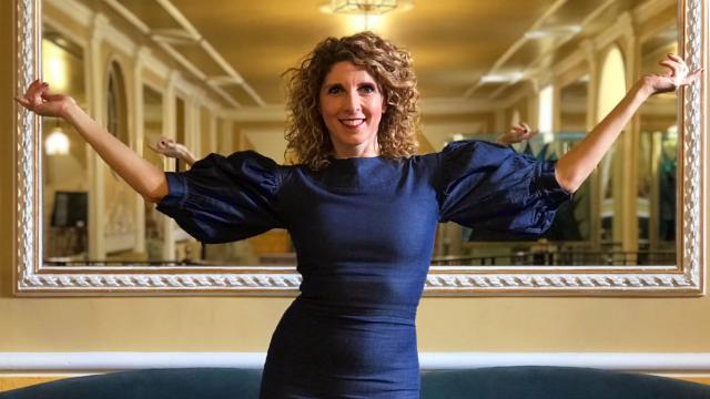 Asun Noales regresa al Principal con su reflexión sobre la vida y la muerte. Vestido de Victoriano Simón.