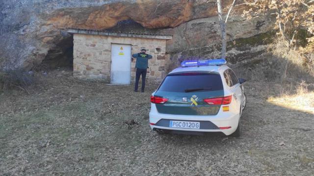 Agentes de la Guardia Civil en las inmediaciones del transformador de luz del que extrajo el cobre el sospechoso.