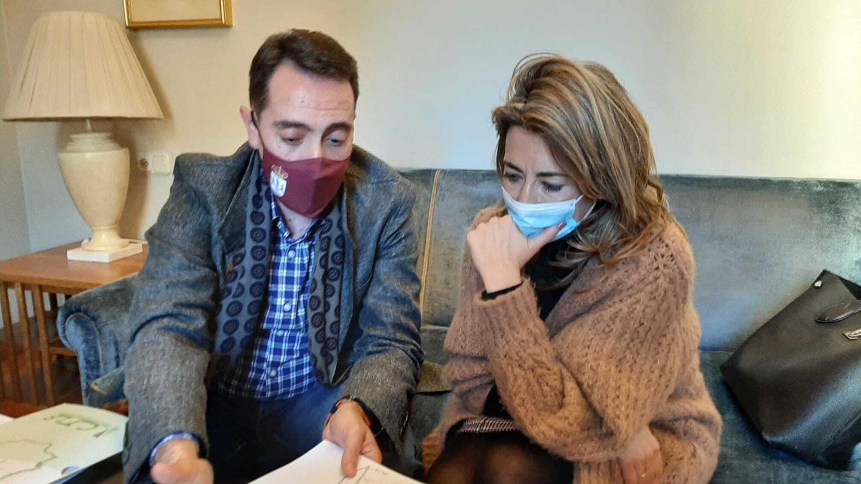 La ministra de Transportes, Raquel Sánchez y el alcalde de Benavente, Luciano Huerga