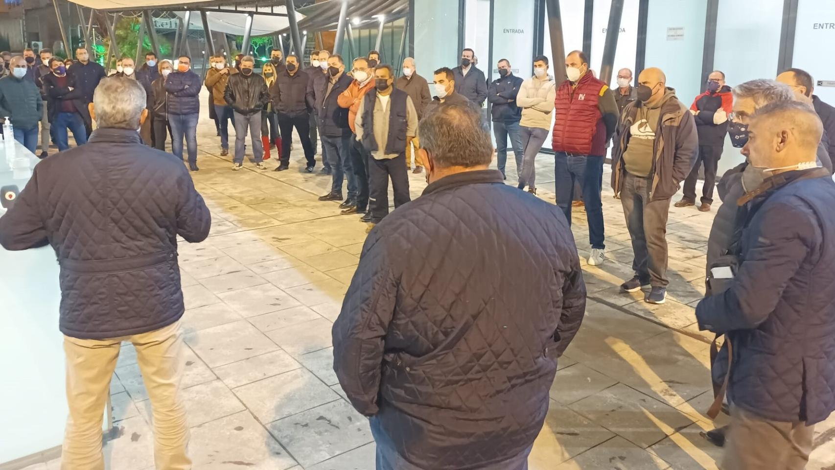 La reunión donde se organizó la manifestación en la que al fondo de la imagen aparecen concejales del PP y Vox.
