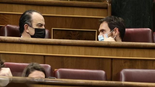 Los diputados de UPN, Carlos García Adanero (i) y Sergio Sayas (d), en el pleno celebrado este jueves en el Congreso de los Diputados.