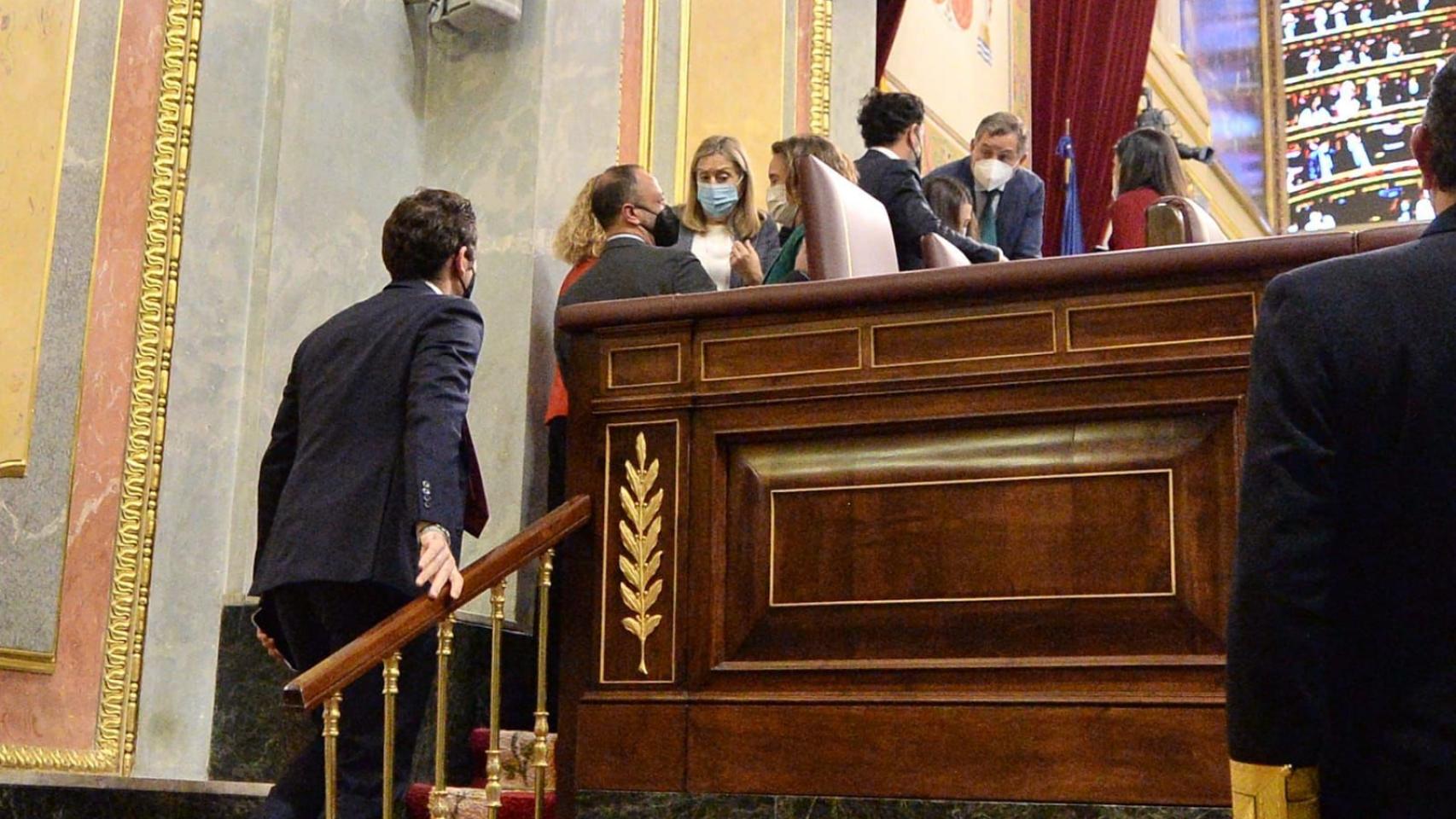 El momento en el que varios diputados del PP piden a Meritxell Batet que corrija el voto de Alberto Casero.