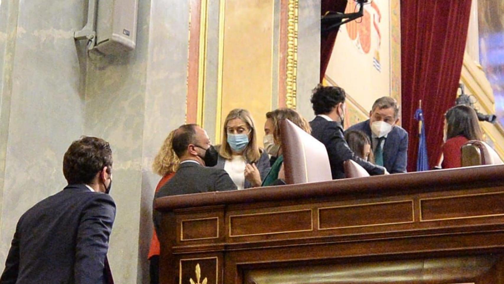 El momento en el que varios diputados del PP piden a Meritxell Batet que corrija el voto de Alberto Casero.