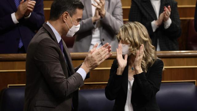 Pedro Sánchez y Yolanda Díaz celebran la votación en el Congreso.