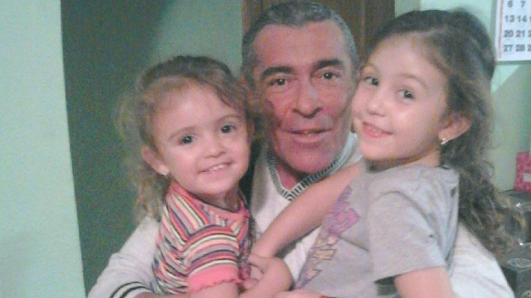 Antonio junto a sus dos hijas.