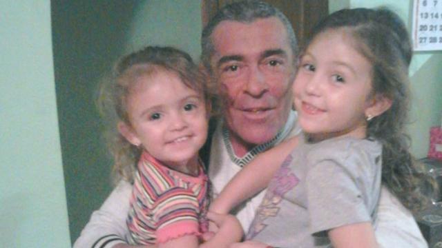 Antonio junto a sus dos hijas.