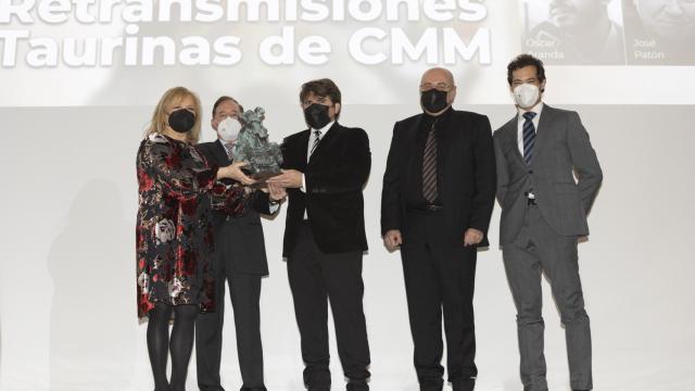 La presidenta del Ateneo de Valencia, Carmen de Rosa, entrega el premio.