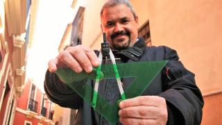 Pedro Sánchez's advisor and master mason, Antonio Hernández, with a compass and a square, symbols of justice in Freemasonry.