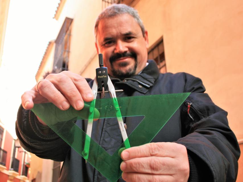 Antonio Hernández, hasta ahora director del departamento de Coordinación Política en el Gabinete de la Presidencia del Gobierno, posó para EL ESPAÑOL con los símbolos de la masonería en febrero de 2022.