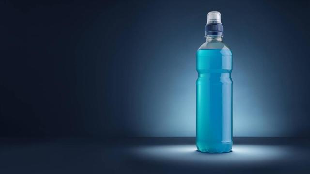 Una bebida isotónica.