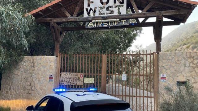 Una dotación policial en el Fun West este viernes.