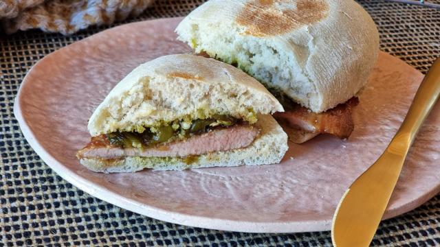Pepito de secreto y pimientos verdes, cómo hacer un bocadillo que te sepa a gloria