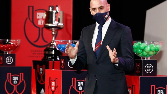 Luis Rubiales, presidente de la Federación, con el trofeo de la Copa del Rey