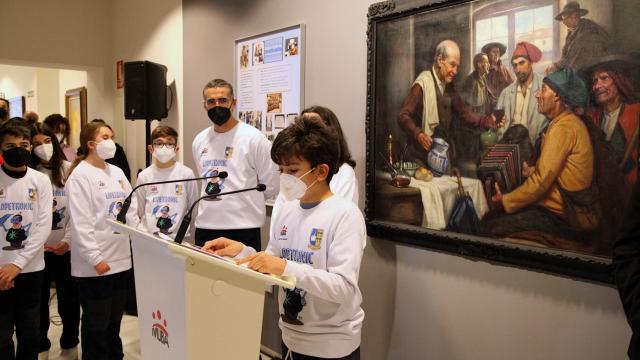 Uno de los escolares participantes en el proyecto, frente al cuadro de 'Los bebedores portugueses'. FOTO: Diputación de Badajoz.