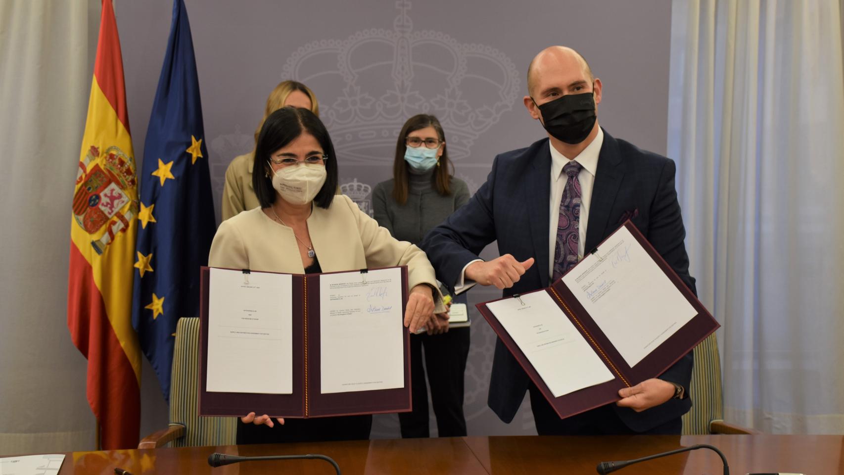 Carolina Darias, ministra de Sanidad, y Rick Suárez, CEO de AstraZeneca en España.