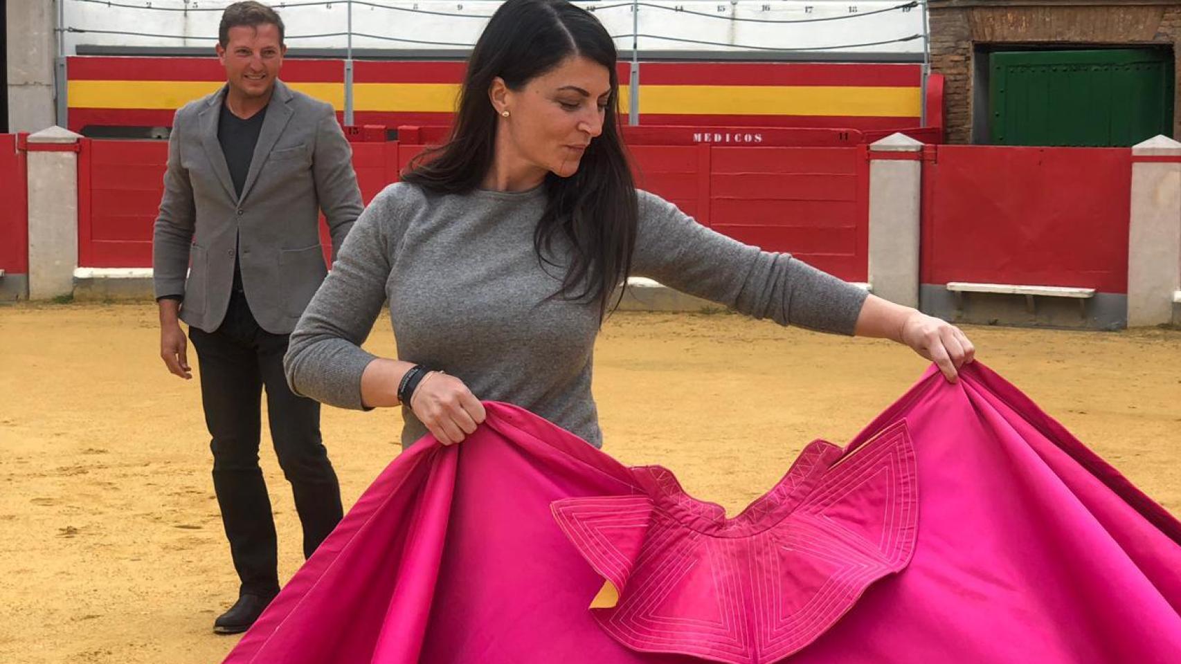 Macarena Olona con un capote.