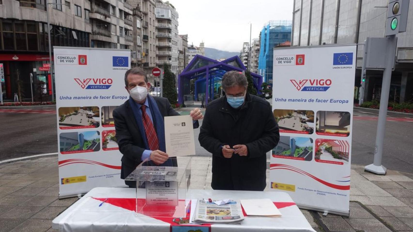 Abel Caballero en el acto de colocación de la primera piedra del segundo tramo de rampas de Gran Vía.