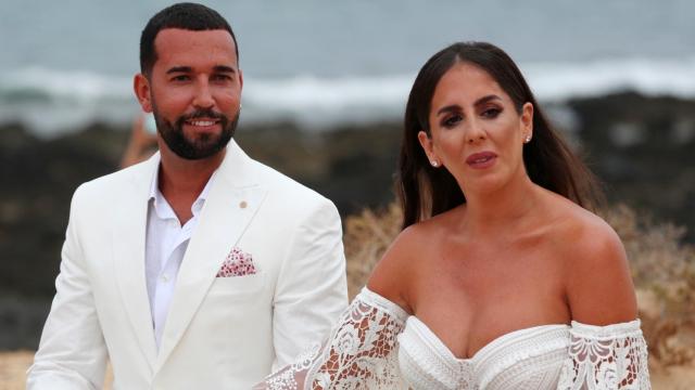 Anabel Pantoja y Omar Sánchez el día de su boda en La Graciosa.