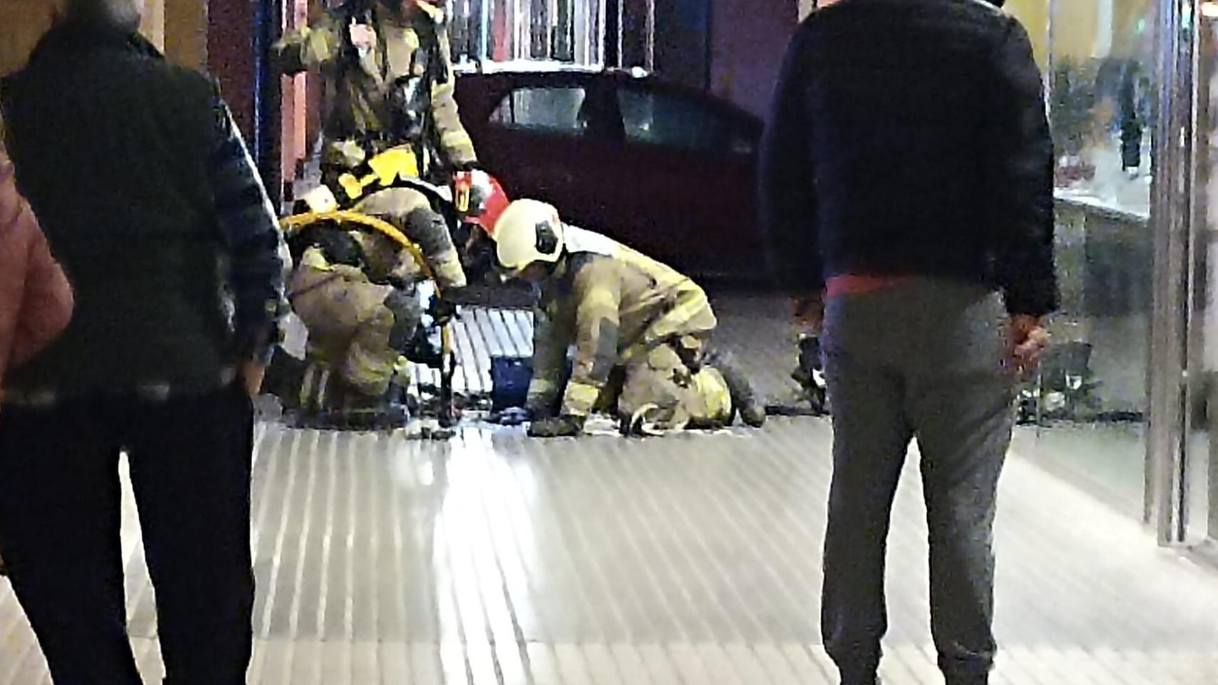 Los bomberos apagando el fuego de la arqueta